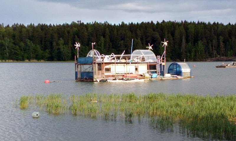 Табор морских цыган осел около Пуотилы на якоря и стоит уже много лет.